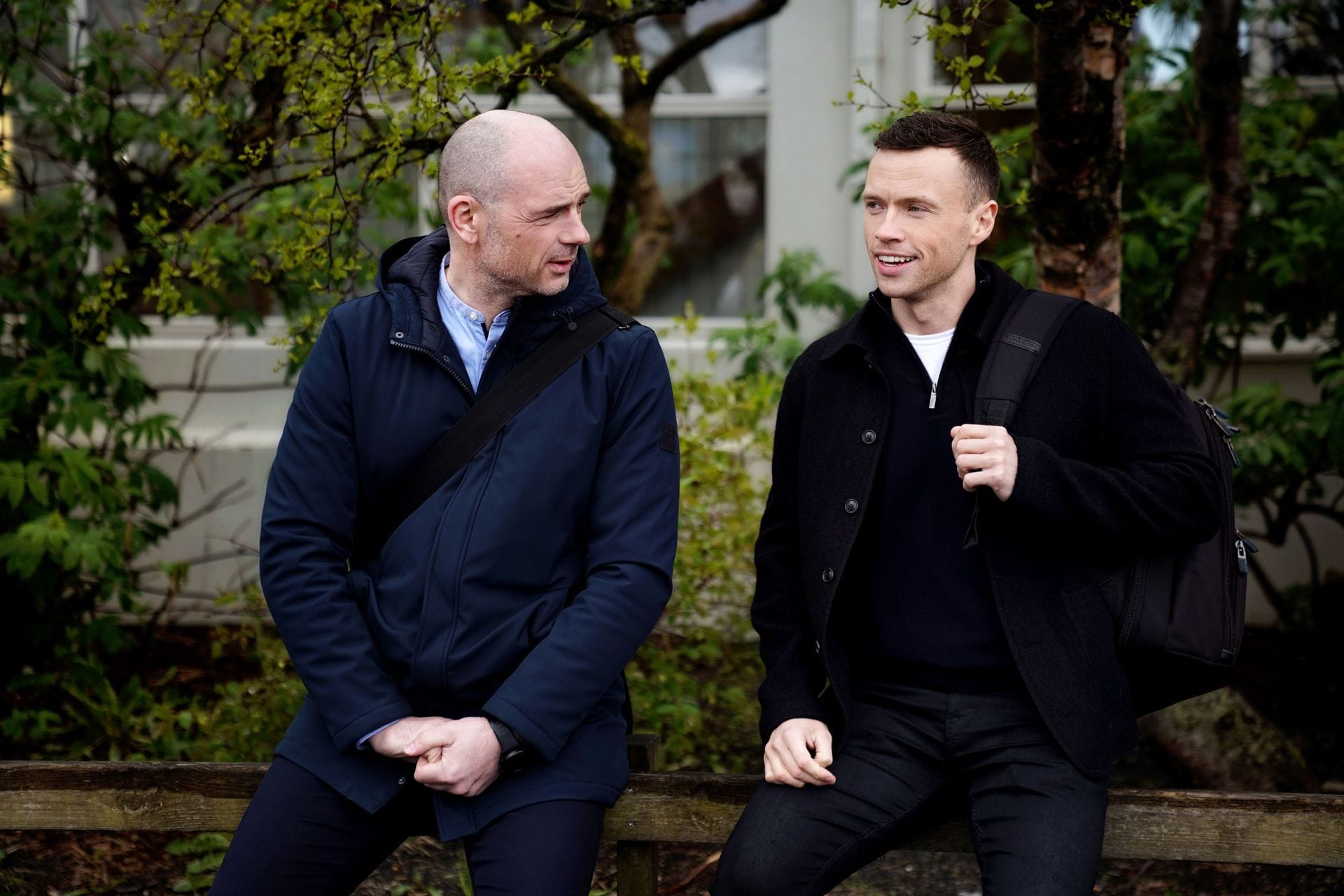 Tveir karlar að tala saman