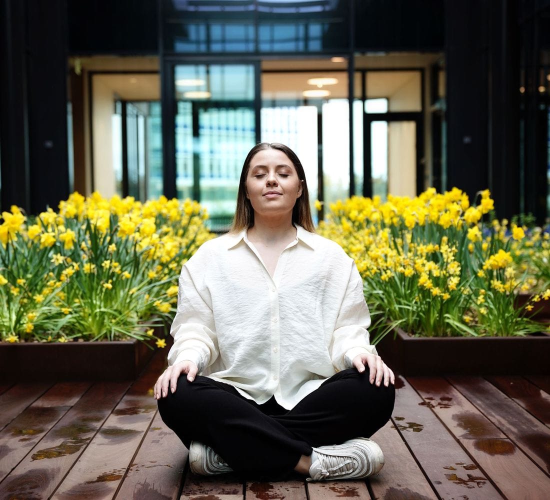 Ung kona að hugleiða