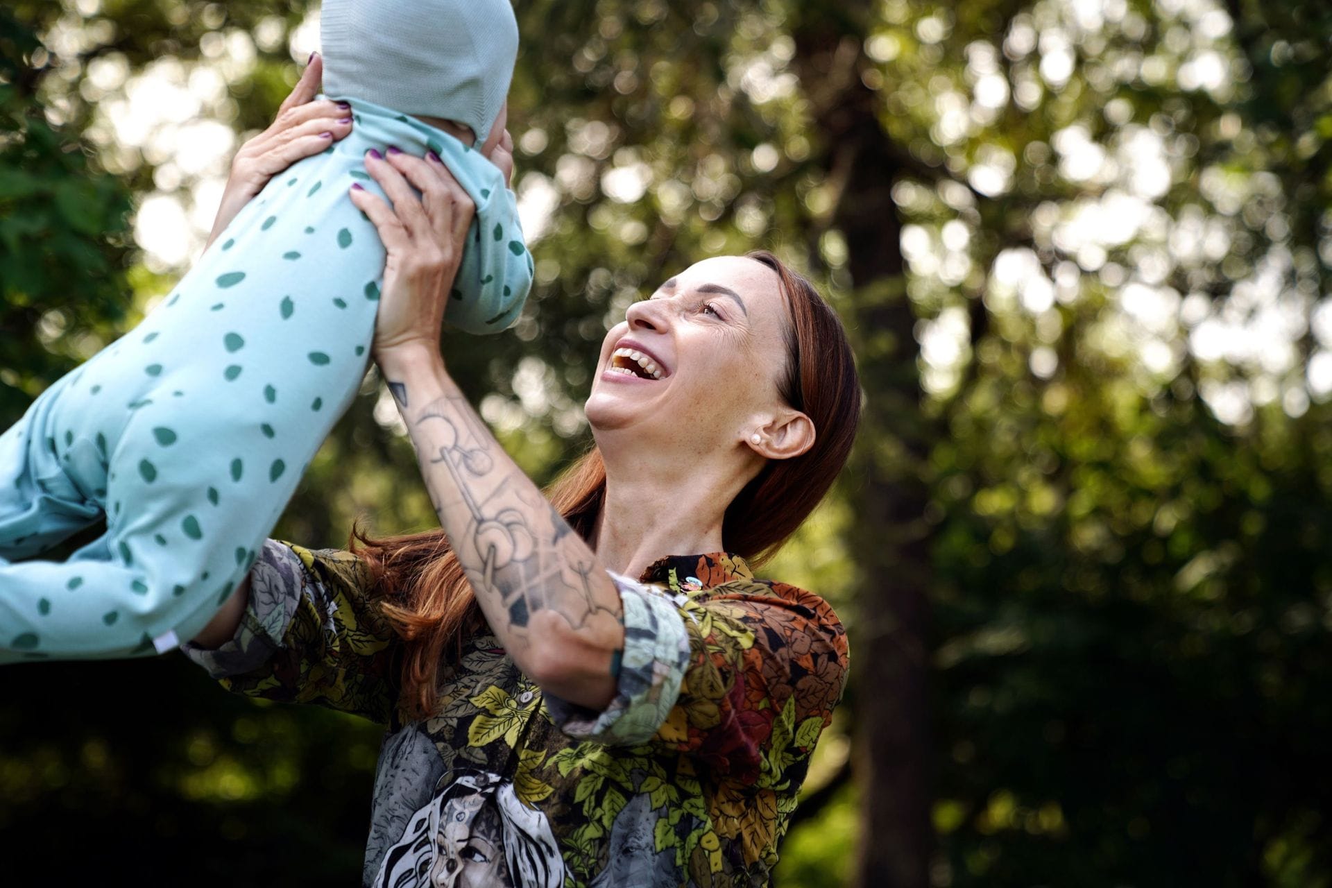 Ung kona og barni úti að sumri til