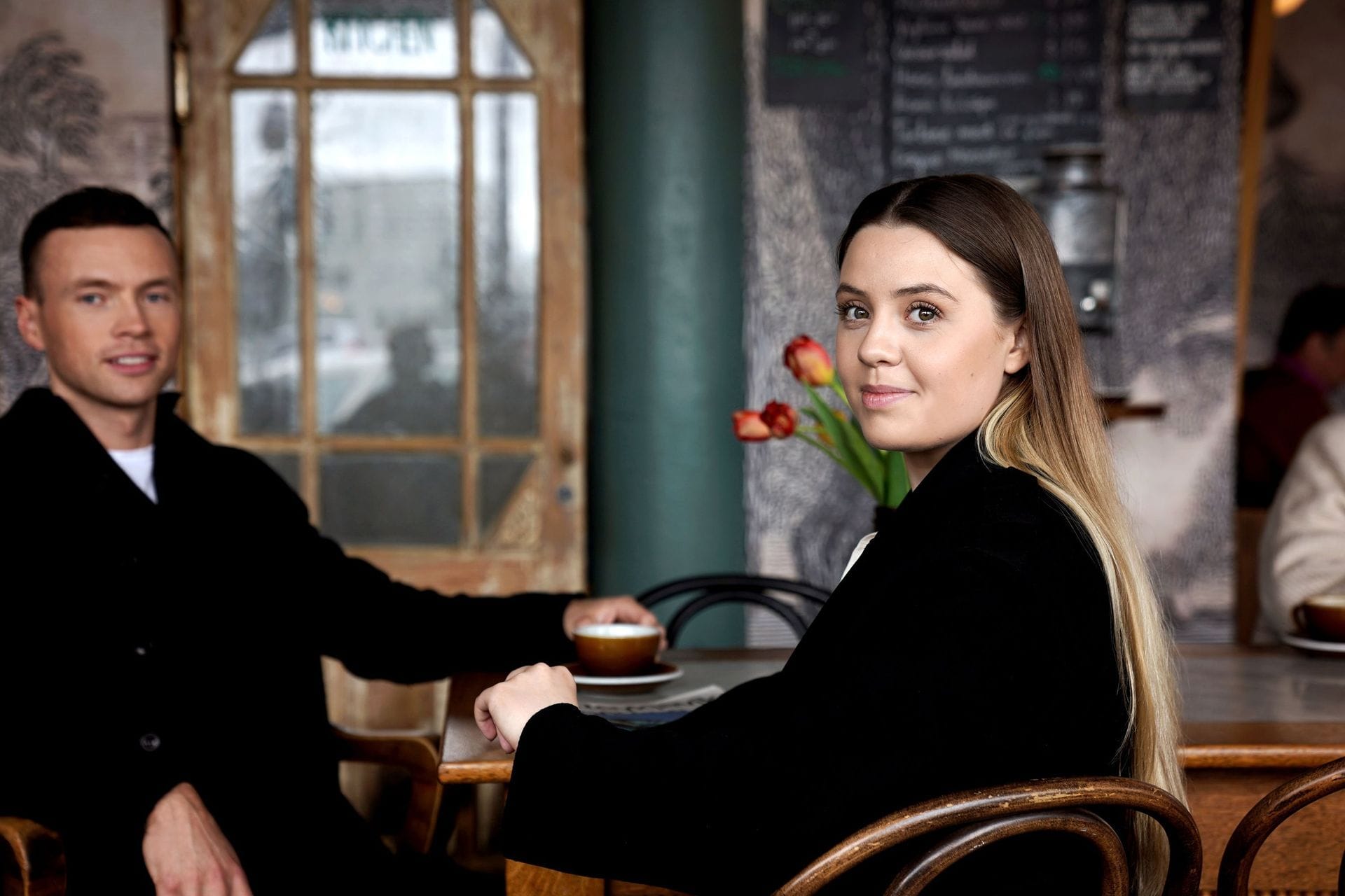 Ung kona og ungur kall á kaffihúsi